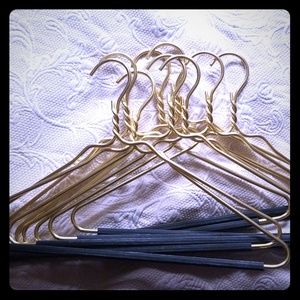 Set goldtone aluminum suit hangers w/ rubber grip
